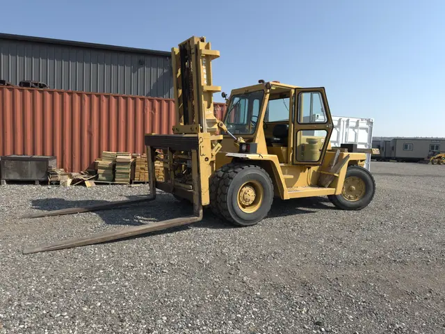 Side profile of Mobile-Stor's heavy-duty container forklift