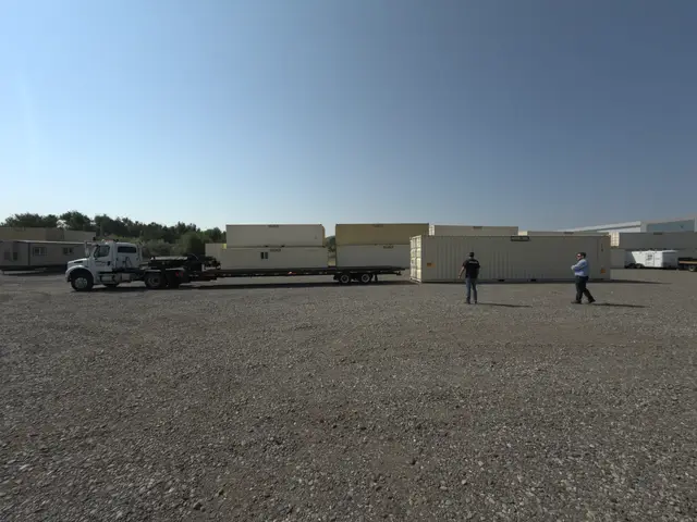 Mobile-Stor crew coordinating container handling in the Billings yard